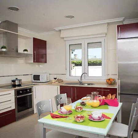 4 Bedrooms House At 80 M Away From The With Sea View And Enclosed Garden Casa de Férias Burela