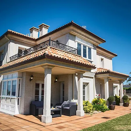 4 Bedrooms House At 80 M Away From The With Sea View And Enclosed Garden Casa de Férias Burela